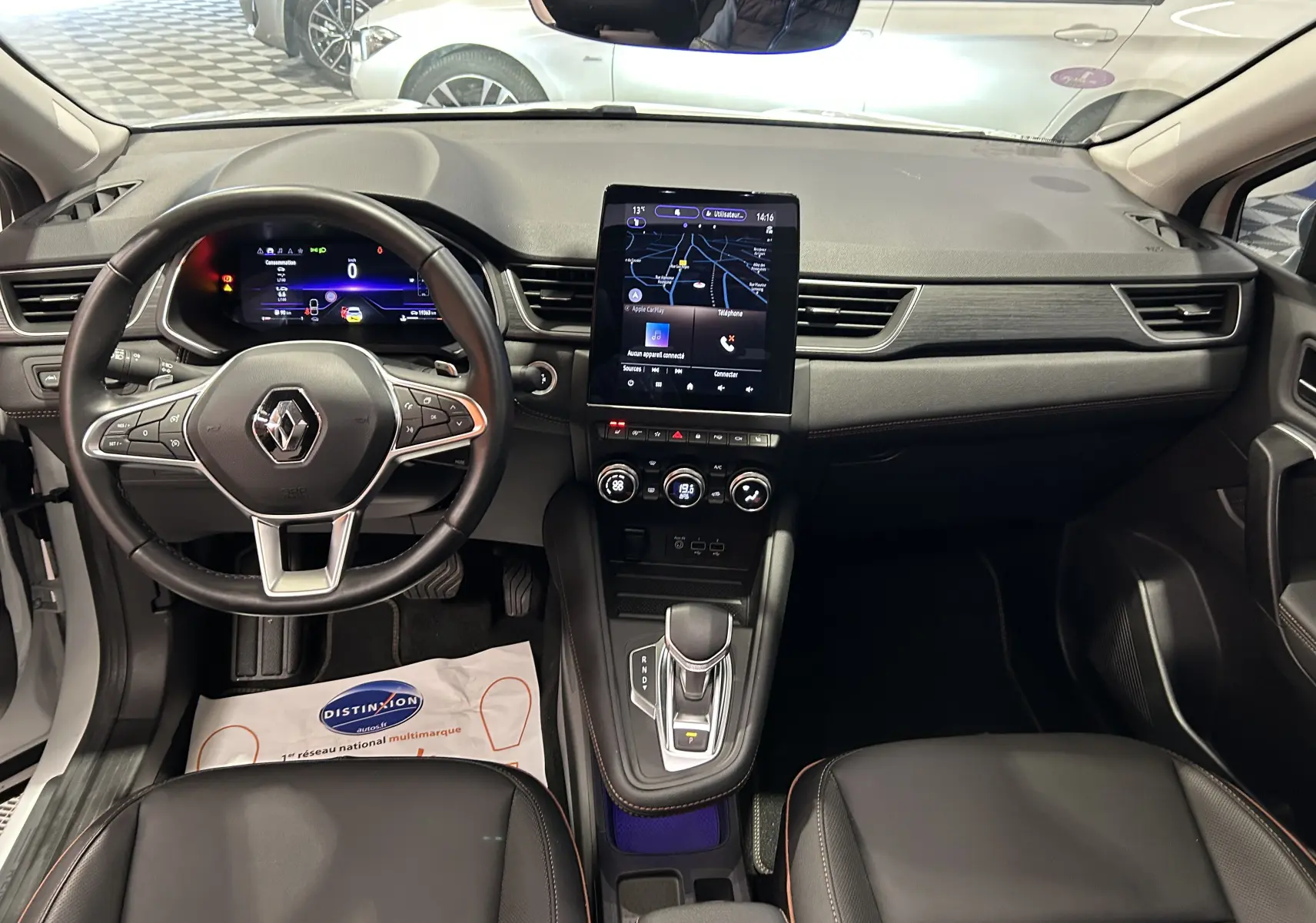 Intérieur du Renault Captur II Iconic 2022, vue de face sur le tableau de bord noir avec écran tactile vertical et volant multifonction.