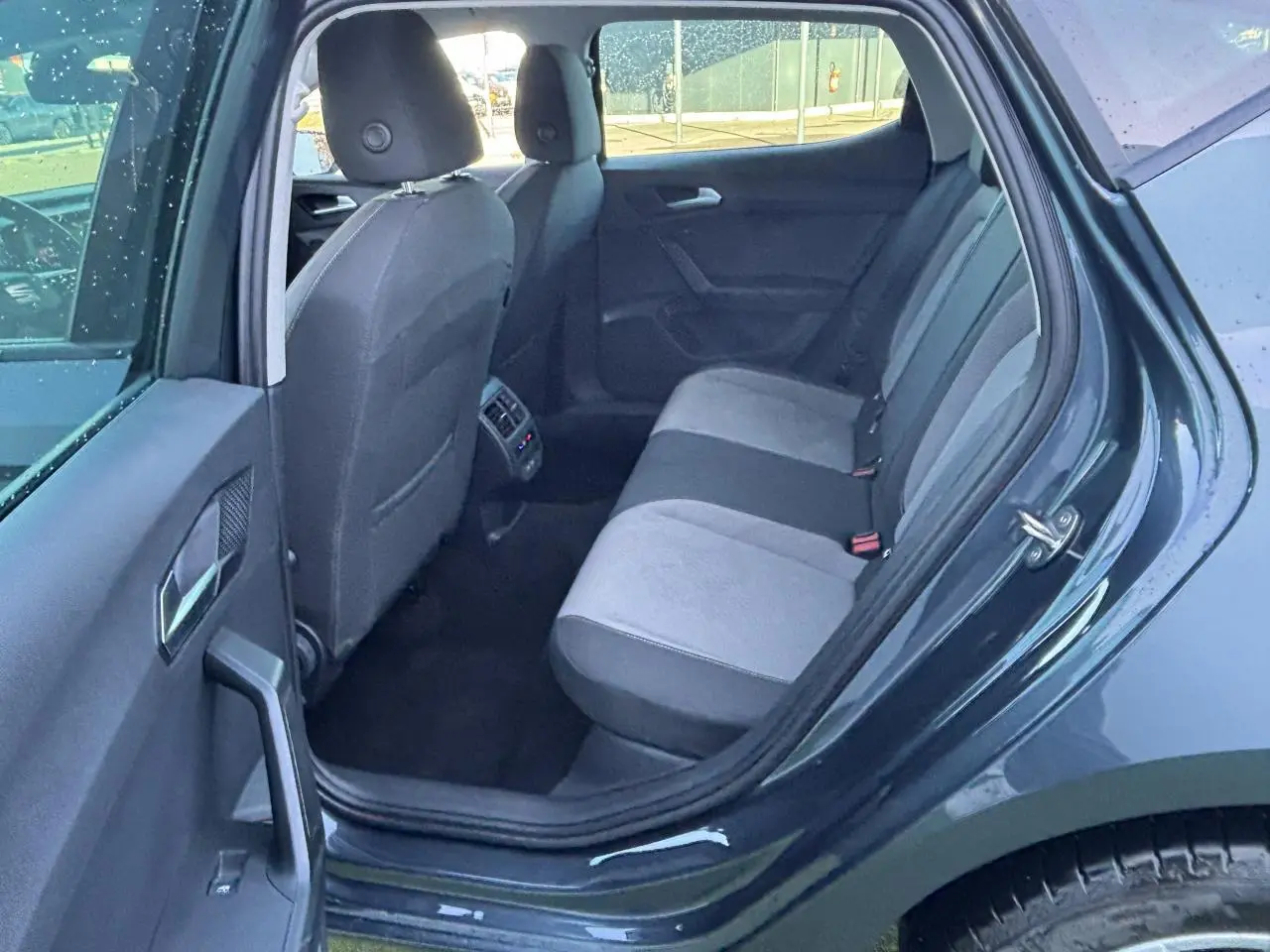 Vue arrière côté gauche sur l'intérieur arrière gris clair et foncé du SEAT LEON IV 2.0 TDI 150 Style 2024.