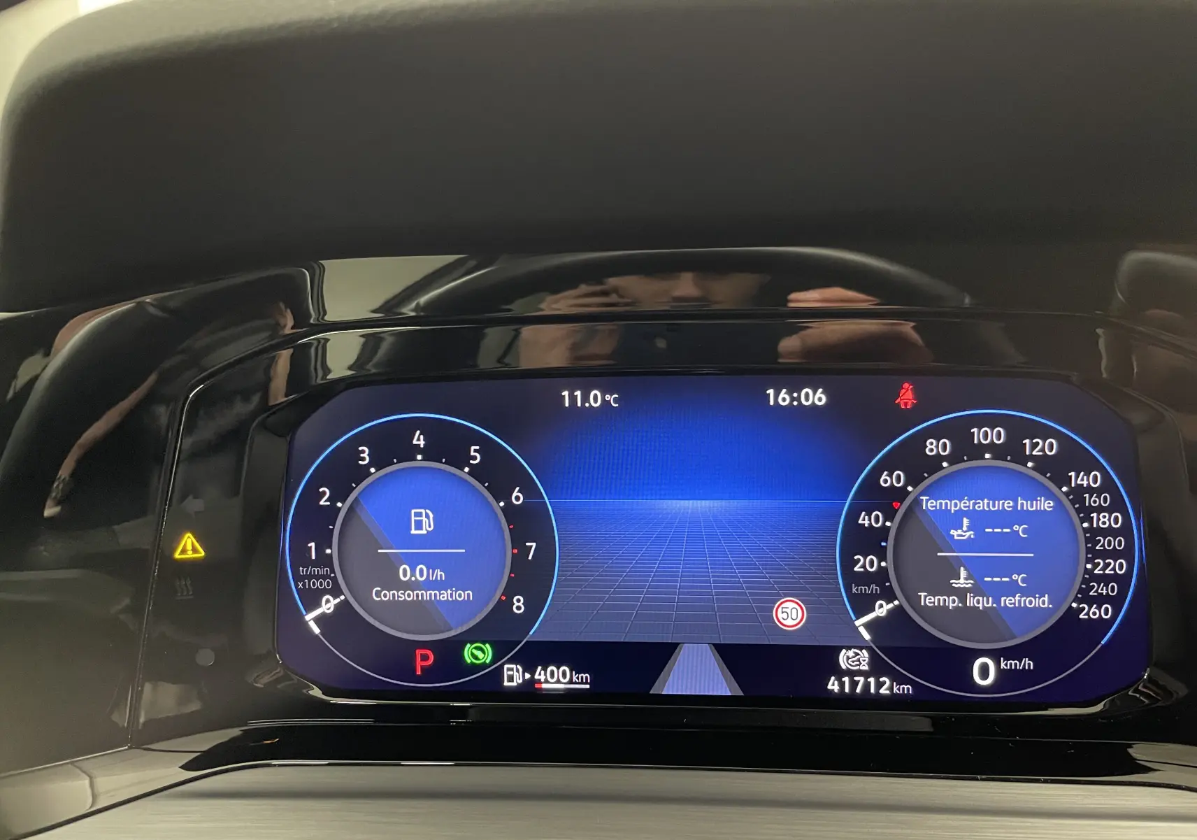 Tableau de bord numérique de Volkswagen Golf 1.5 eTSI 2023 affichant consommation, vitesse et température moteur.