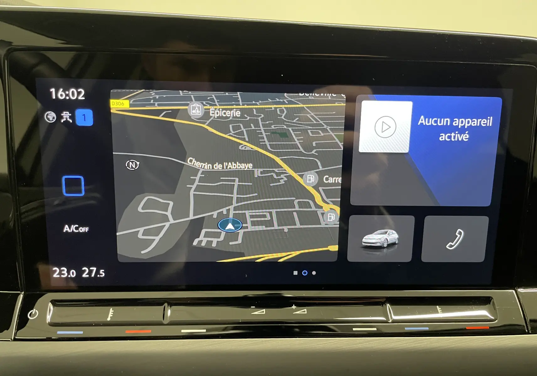 Écran tactile du système de navigation et multimédia de la Volkswagen Golf 1.5 eTSI Style 2023 avec affichage carte et commandes climatisation.