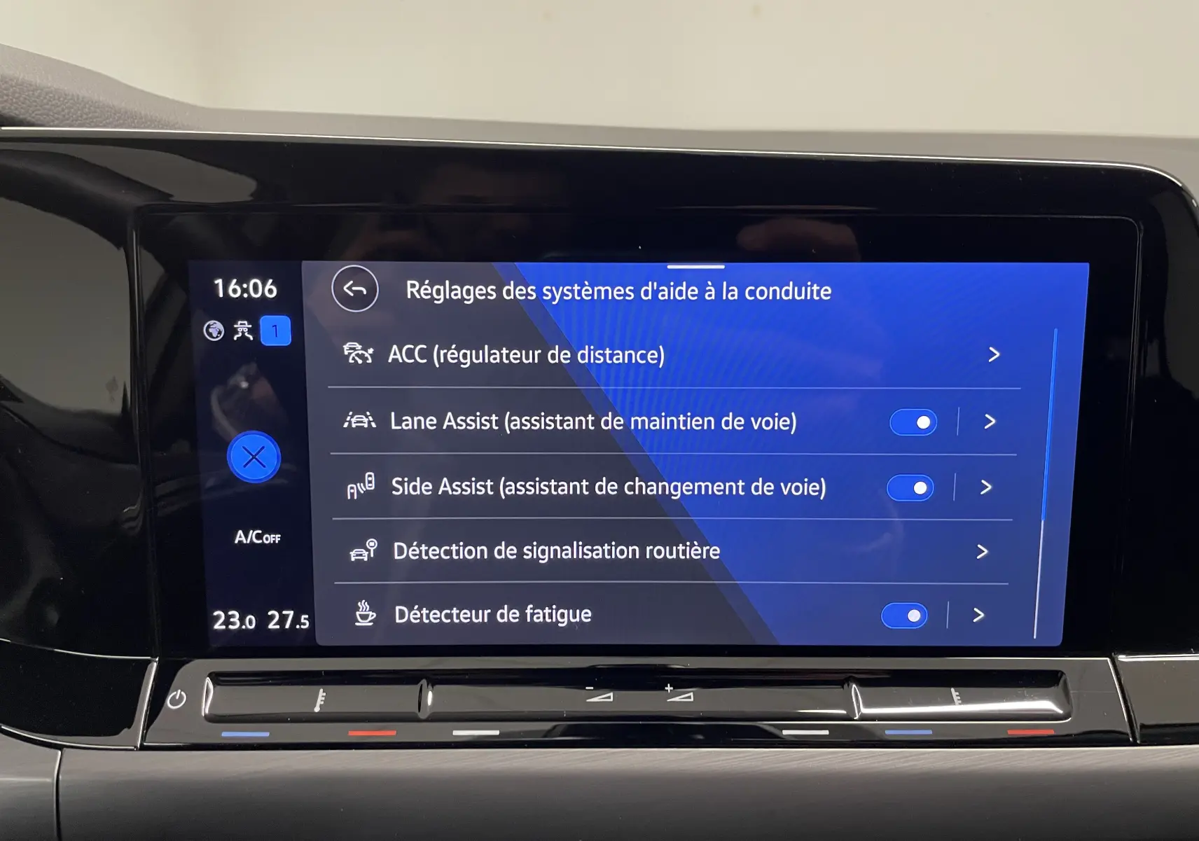 Écran tactile du système d'aide à la conduite de la Volkswagen Golf 1.5 eTSI Style 2023, intérieur moderne noir.