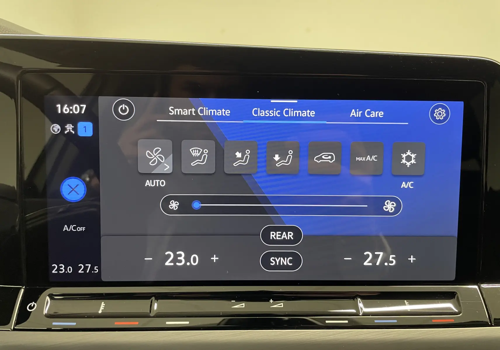 Écran tactile de la climatisation de la Volkswagen Golf 1.5 eTSI Style 2023 avec réglages de température et ventilation.