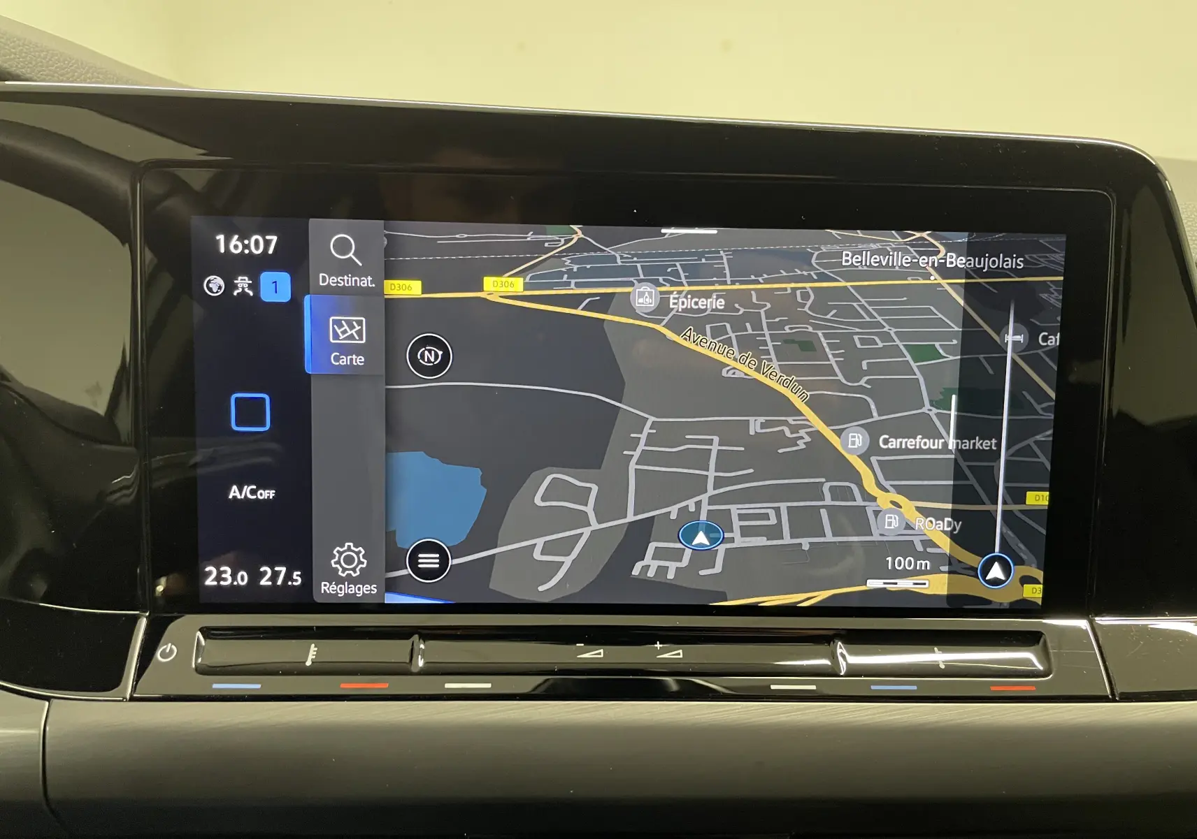 Écran tactile central de la Volkswagen Golf 1.5 eTSI 2023 affichant la navigation avec carte détaillée.