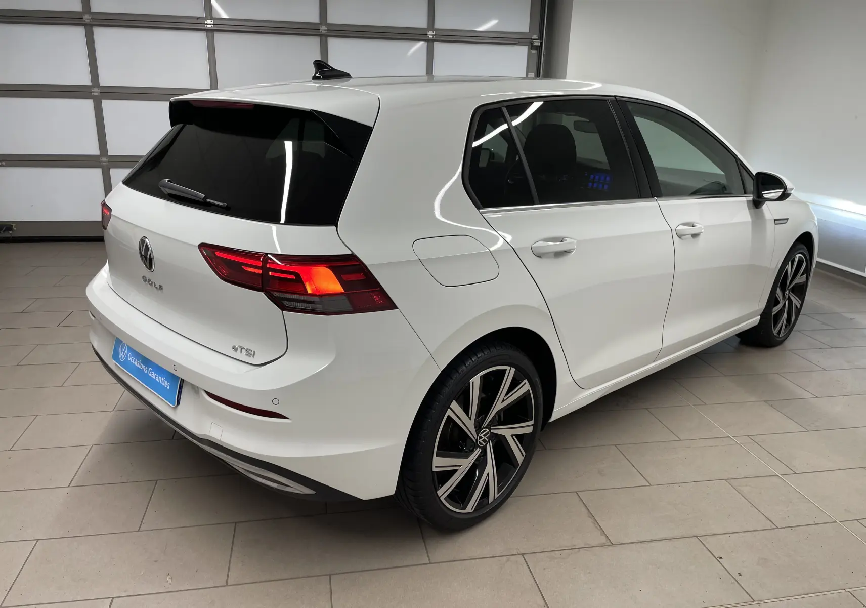 Volkswagen Golf 1.5 eTSI blanc pur vue 3/4 arrière droit avec vitres surteintées et jantes Bergamo 18 pouces.