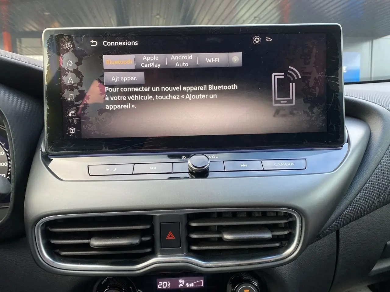 Écran tactile central du tableau de bord du Nissan Juke 2025 affichant les options de connexion Bluetooth, Apple CarPlay et Android Auto.
