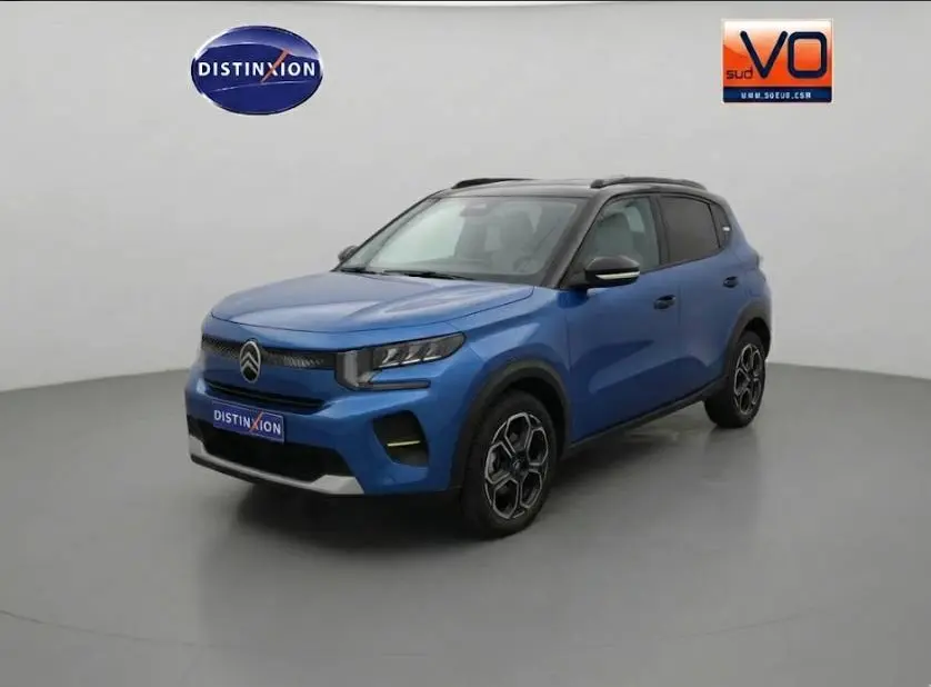 Citroën C3 Turbo 100 ch bleu foncé vue 3/4 avant avec jantes alliage et barres de toit noires.