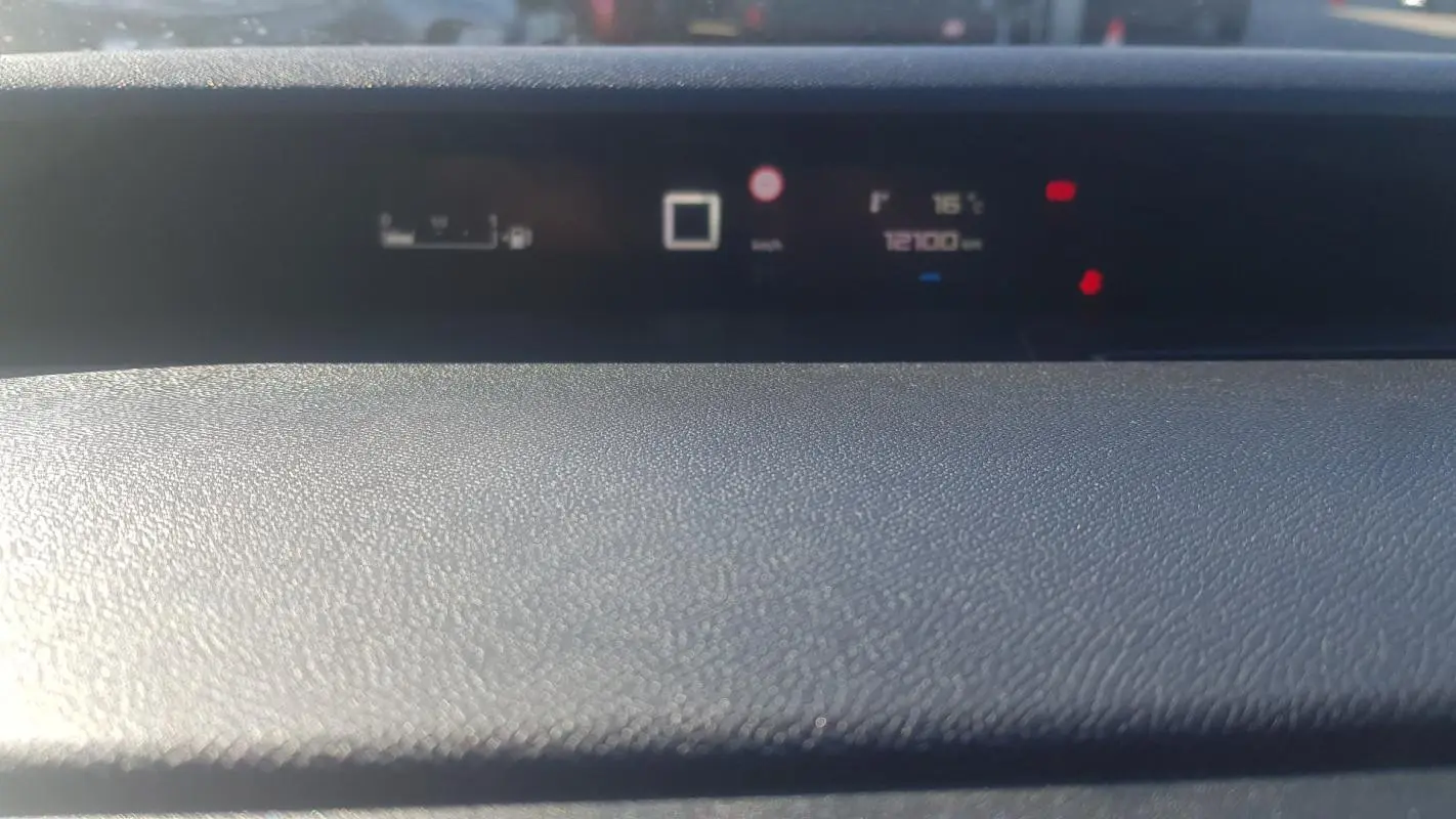 Tableau de bord numérique de Citroën C3 2024, affichage tête haute avec compteur et indicateurs lumineux.