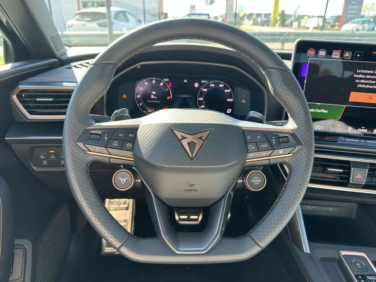 Volant Supersports CUPRA perforé avec commandes intégrées et combiné digital visible sur la CUPRA Leon 2025.