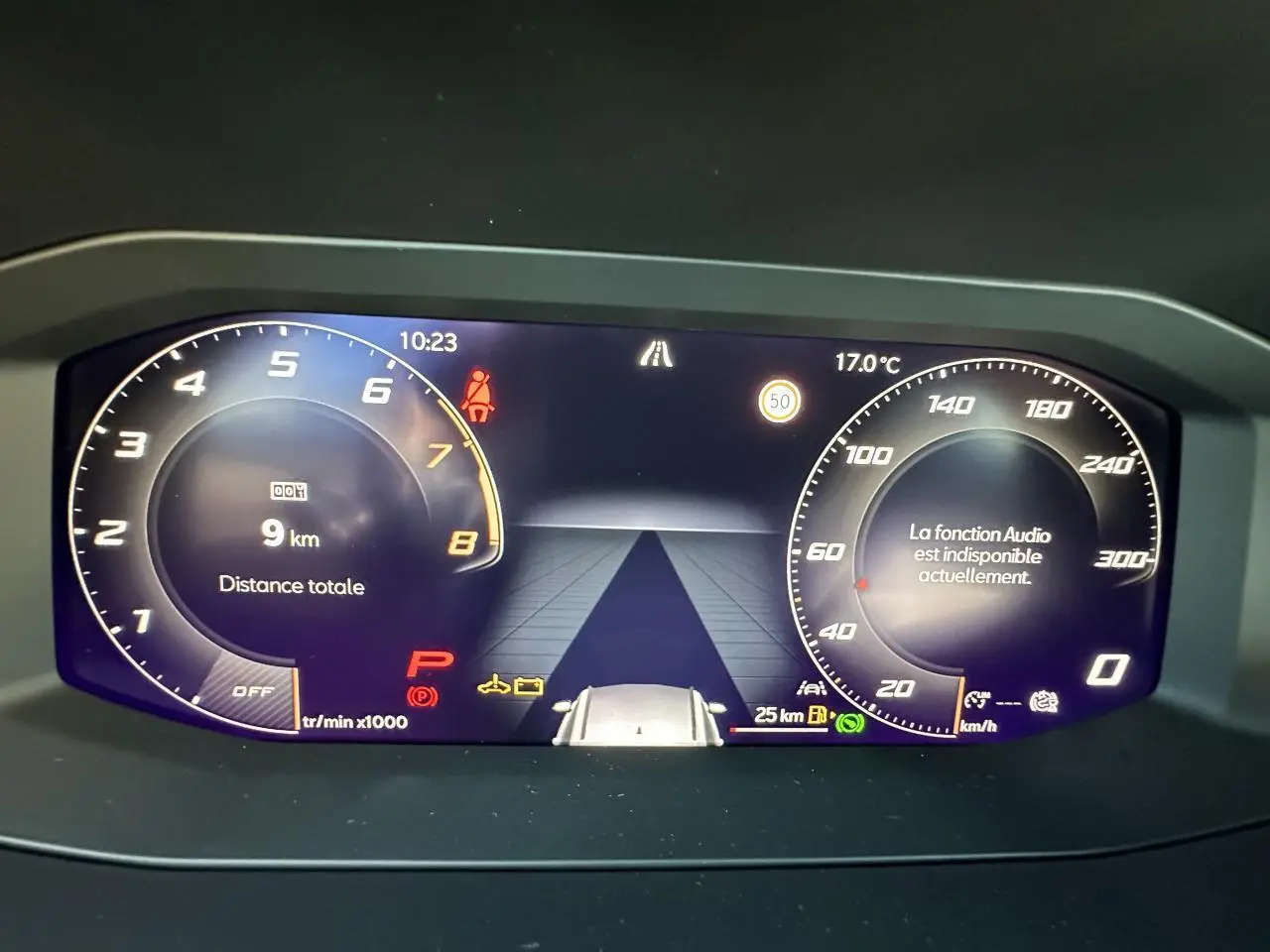 Combiné d'instruments digital du tableau de bord de la CUPRA Leon Sportstourer 2025 affichant la vitesse et le compte-tours.