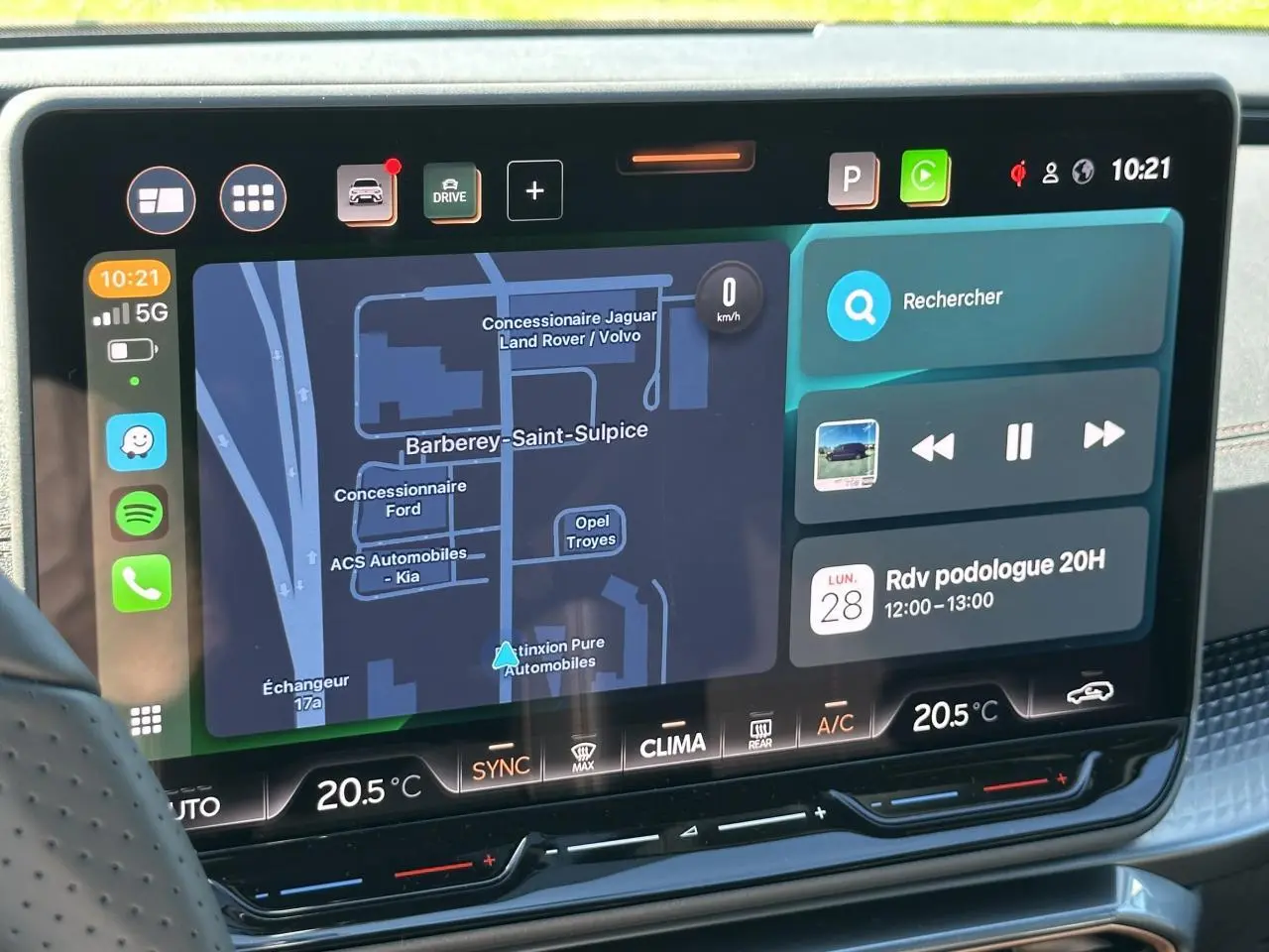 Écran tactile central du tableau de bord du CUPRA Leon Sportstourer 2025 affichant navigation et commandes climatisation.