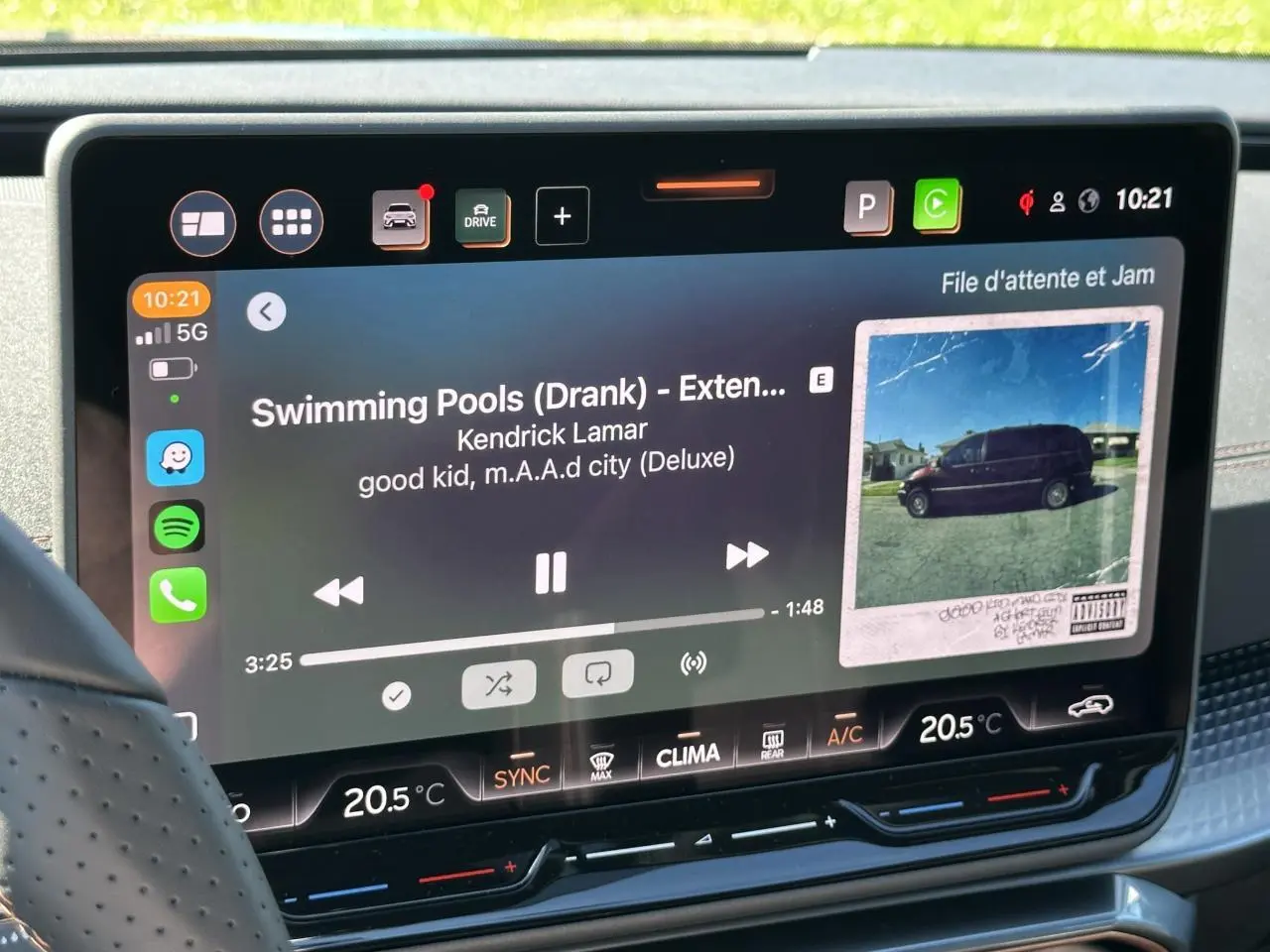 Écran tactile HD 12,9" du système d'info-divertissement dans l'habitacle du CUPRA Leon Sportstourer gris magnétique