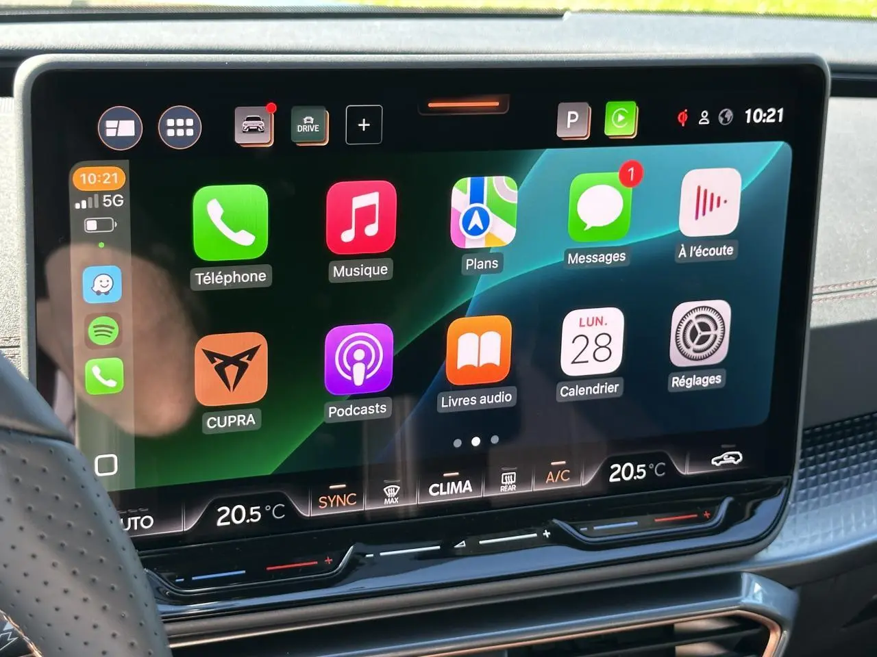 Écran tactile central du tableau de bord du CUPRA Leon Sportstourer 2025 affichant Apple CarPlay.