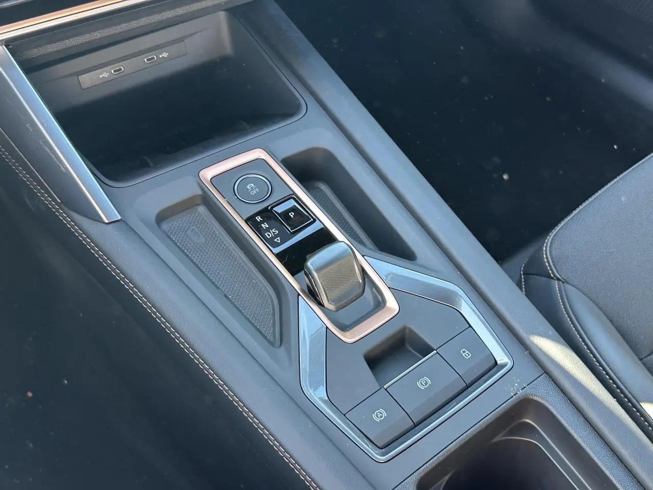 Console centrale avec sélecteur de boîte automatique et commandes surpiquées du CUPRA Leon Sportstourer gris magnétique 2025