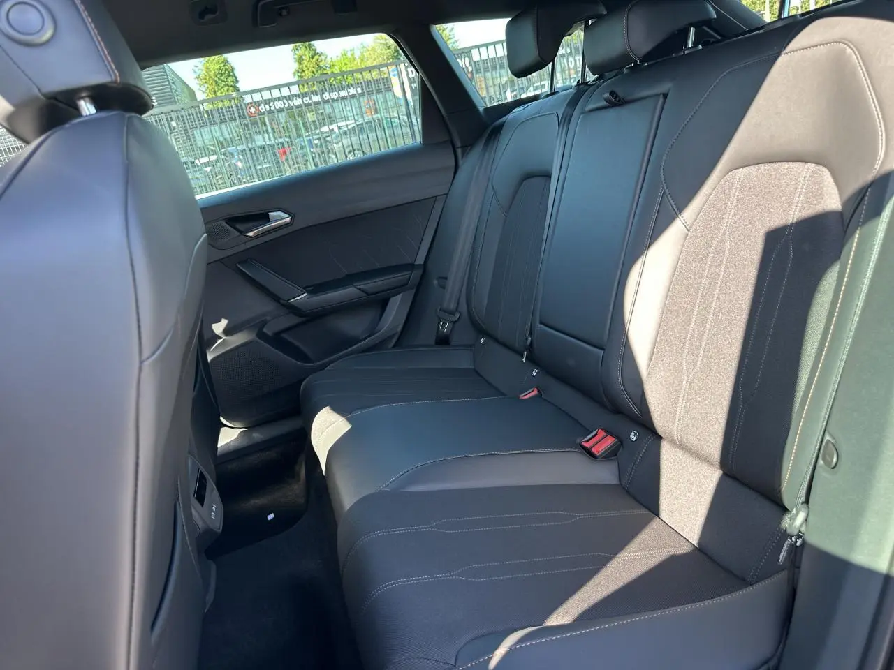 Banquette arrière en bimatière noire et TEP dans une CUPRA Leon Sportstourer 2025, vue côté droit avec ceintures visibles.