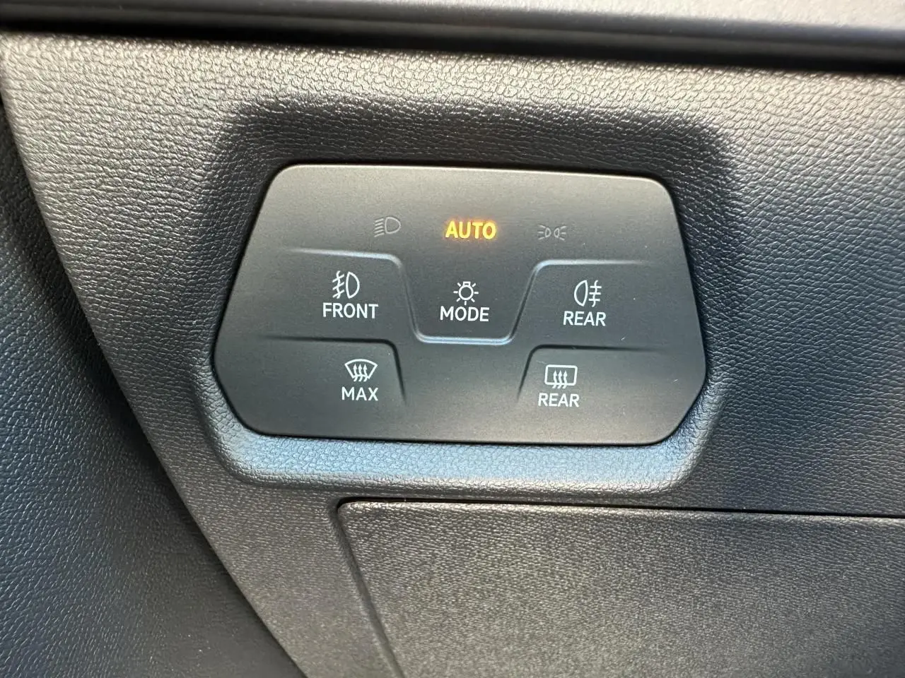 Panneau de commandes d'éclairage avec mode auto et fonctions antibrouillard avant/arrière dans une CUPRA Leon Sportstourer 2025.