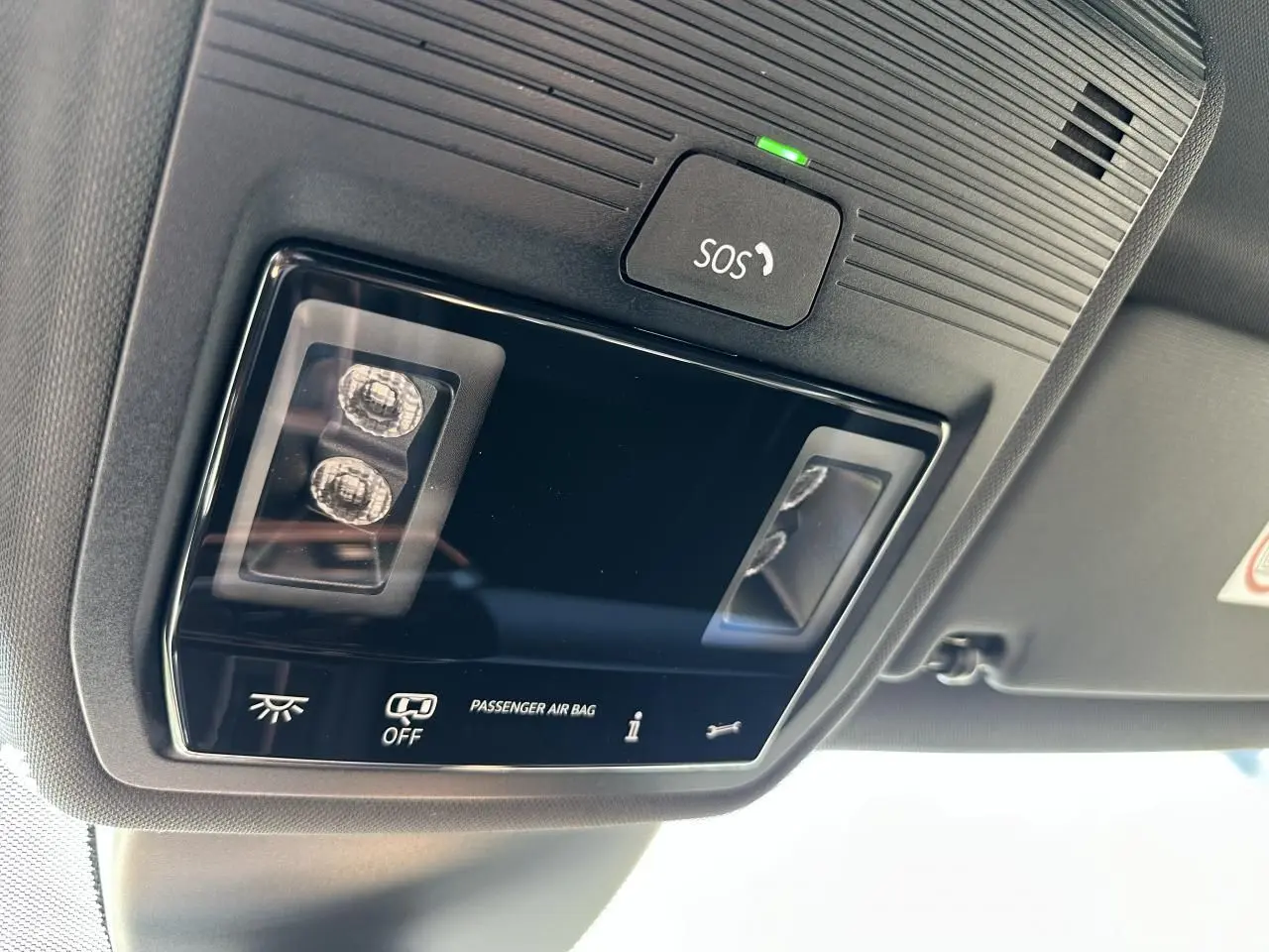 Vue en gros plan du plafonnier noir avec bouton SOS et indicateurs d'airbag passager de la CUPRA Leon 2025.