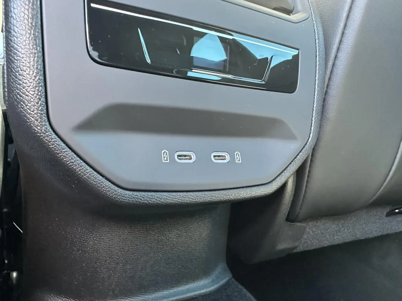 Prise USB-C double éclairée en gros plan sur la console arrière d'une CUPRA Leon Sportstourer gris magnétique.