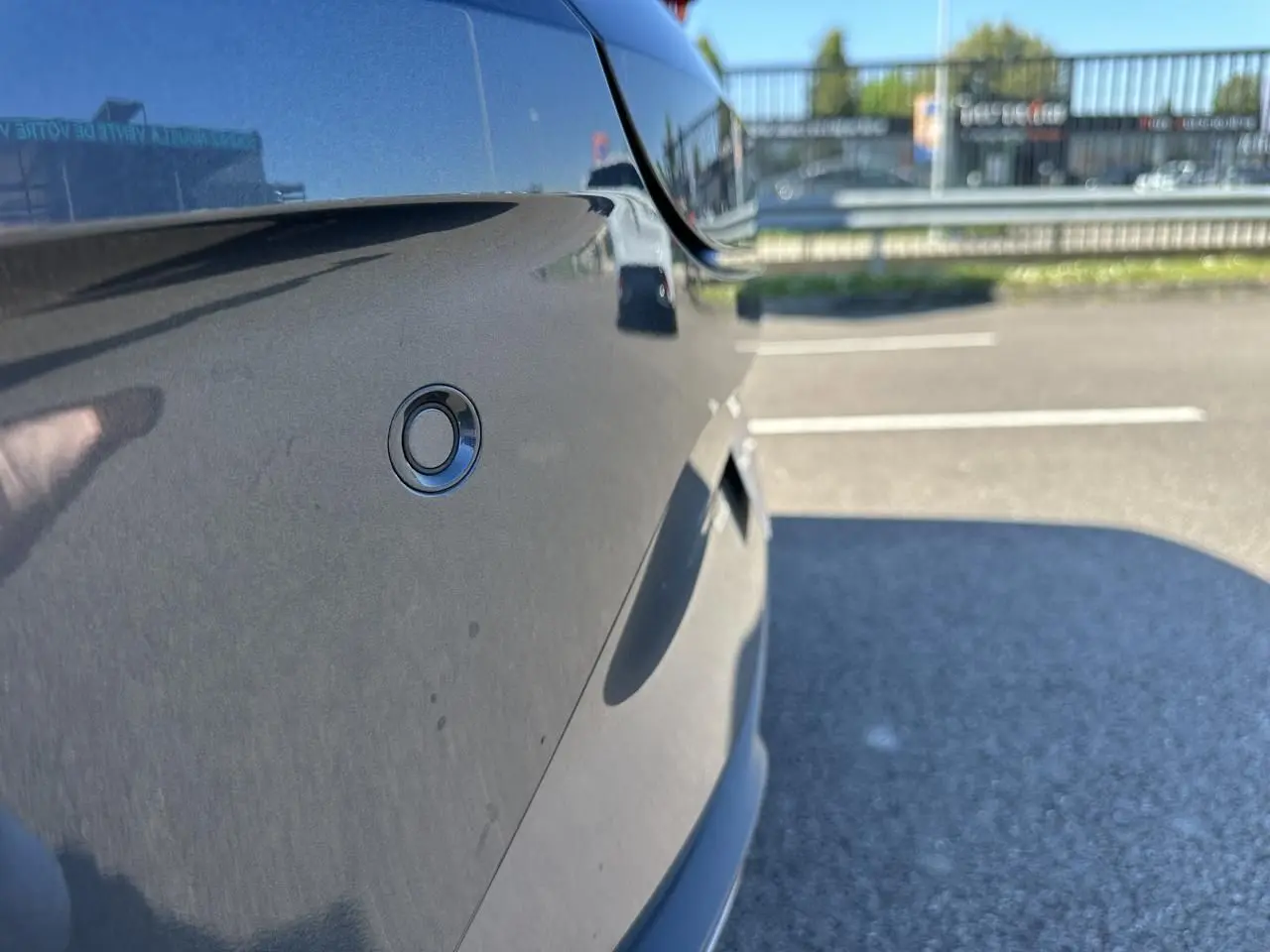 Détail du capteur de stationnement arrière sur la carrosserie gris magnétique d'une CUPRA Leon Sportstourer 2025.