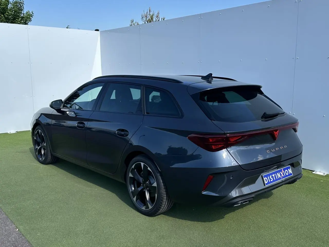 Vue 3/4 arrière droite d'une CUPRA Leon Sportstourer 2025 en gris magnétique avec feux arrière Tri-LED et jantes alliage noires.