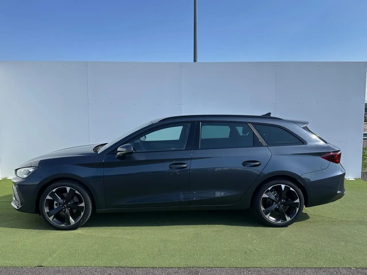 Profil côté gauche d'une CUPRA Leon Sportstourer 2025 en gris magnétique métallisé avec jantes alliage noires.