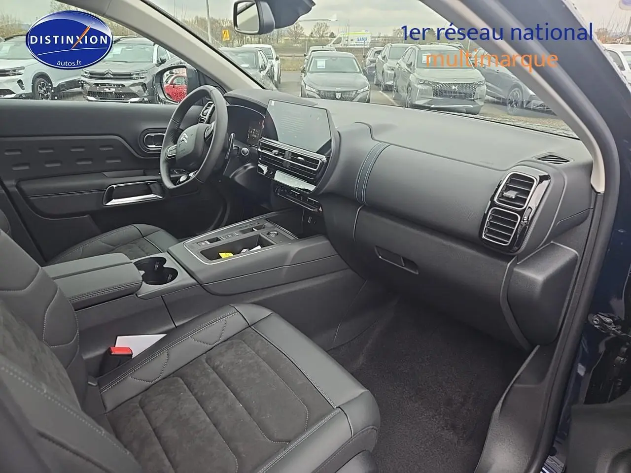 Vue intérieure côté conducteur du Citroën C5 Aircross bleu eclipse, avec tableau de bord moderne et sièges en cuir noir.