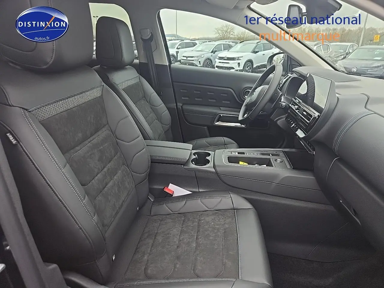 Vue intérieure côté droit du poste de conduite du Citroën C5 Aircross 2025 avec sièges en cuir noir et tableau de bord moderne.