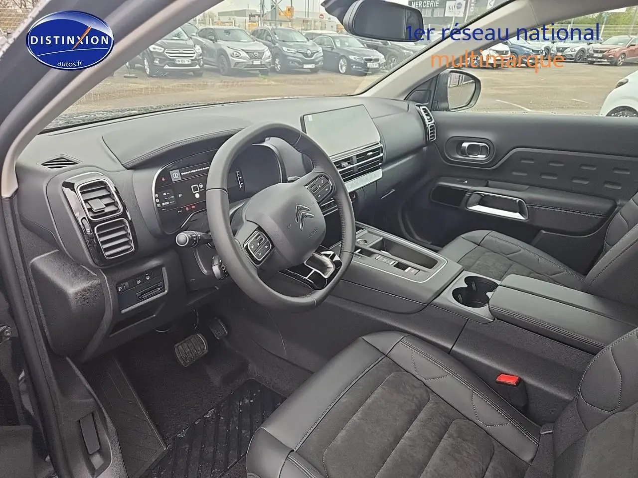 Intérieur du Citroën C5 Aircross 2025 vu côté conducteur, tableau de bord moderne et sièges en cuir noir.