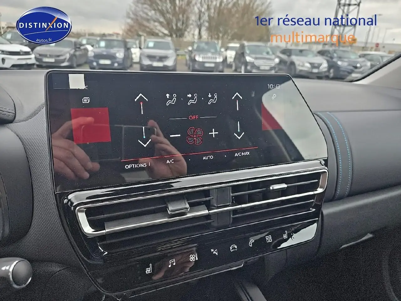 Tableau de bord du Citroën C5 Aircross 2025 avec écran tactile et commandes de climatisation en gros plan.