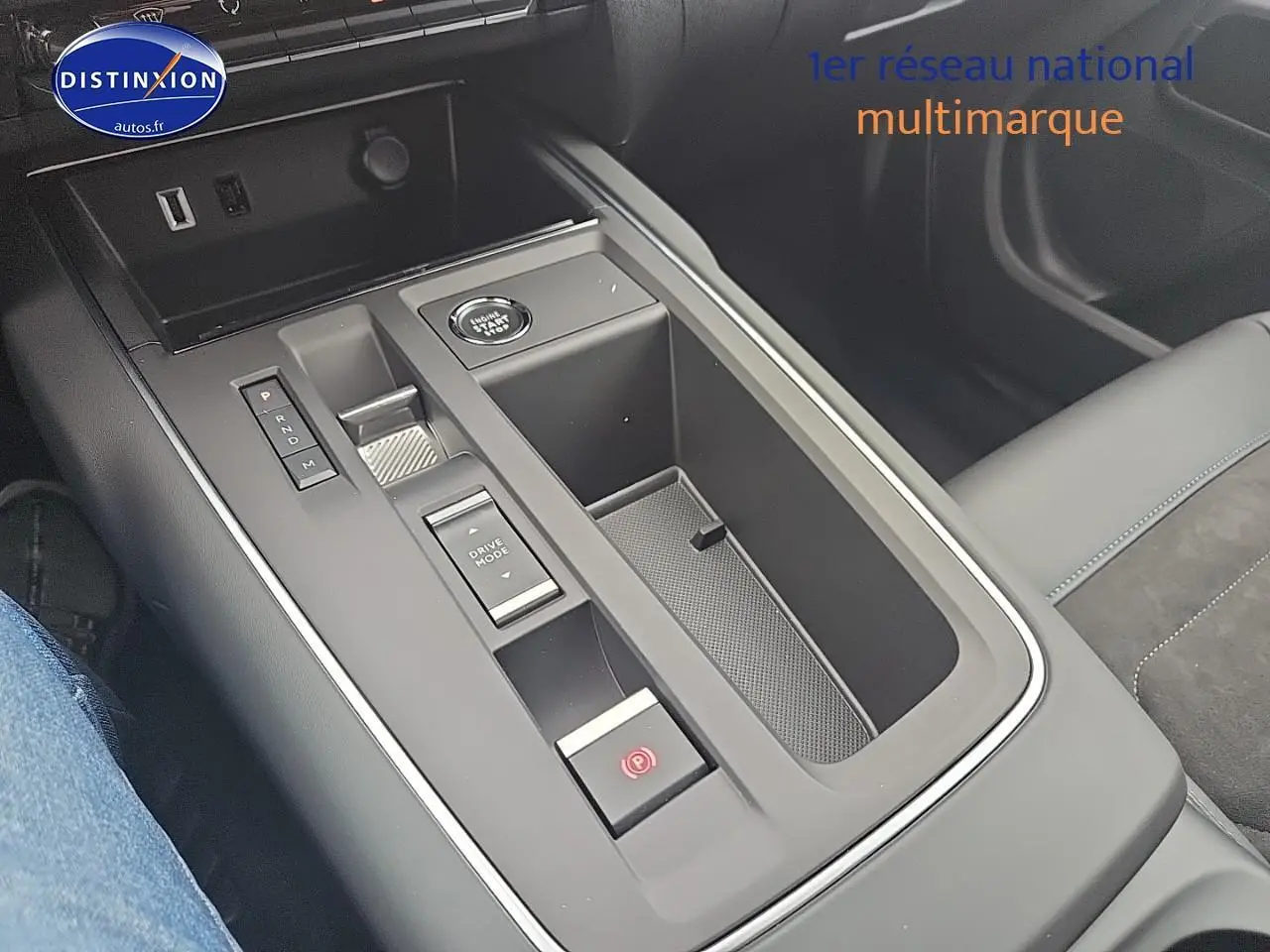 Console centrale vue de dessus dans un Citroën C5 Aircross 2025 bleu eclipse, avec bouton start/stop et commande de boîte auto.