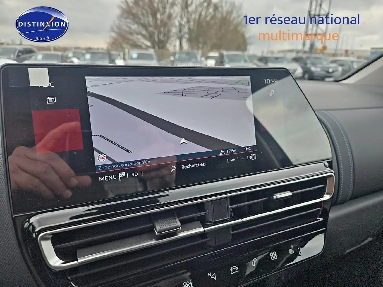 Vue rapprochée de l'écran tactile central affichant la navigation dans l'habitacle du Citroën C5 Aircross Bleu Eclipse.