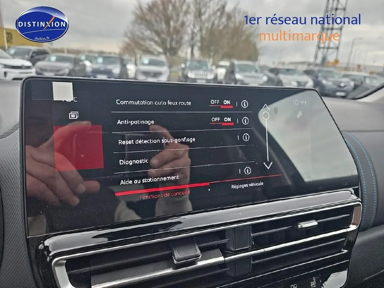 Écran tactile central du tableau de bord du Citroën C5 Aircross 2025 affichant les réglages d'aide à la conduite.