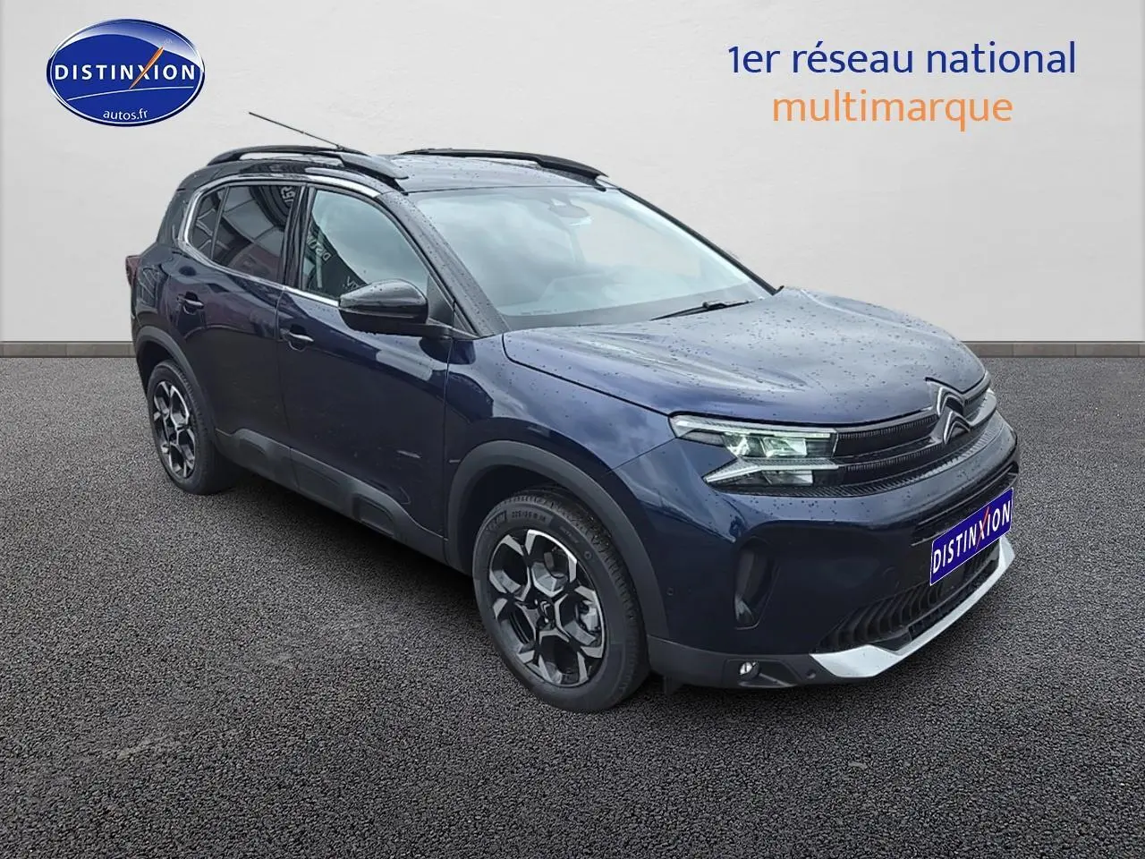 Citroën C5 Aircross bleu eclipse en 3/4 avant droit, avec jantes alliage et toit noir contrasté.