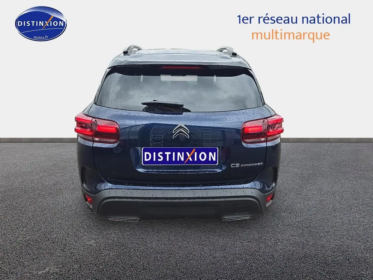 Vue arrière du Citroën C5 Aircross bleu eclipse 2025 avec feux rouges et logo distinctif sur fond gris.