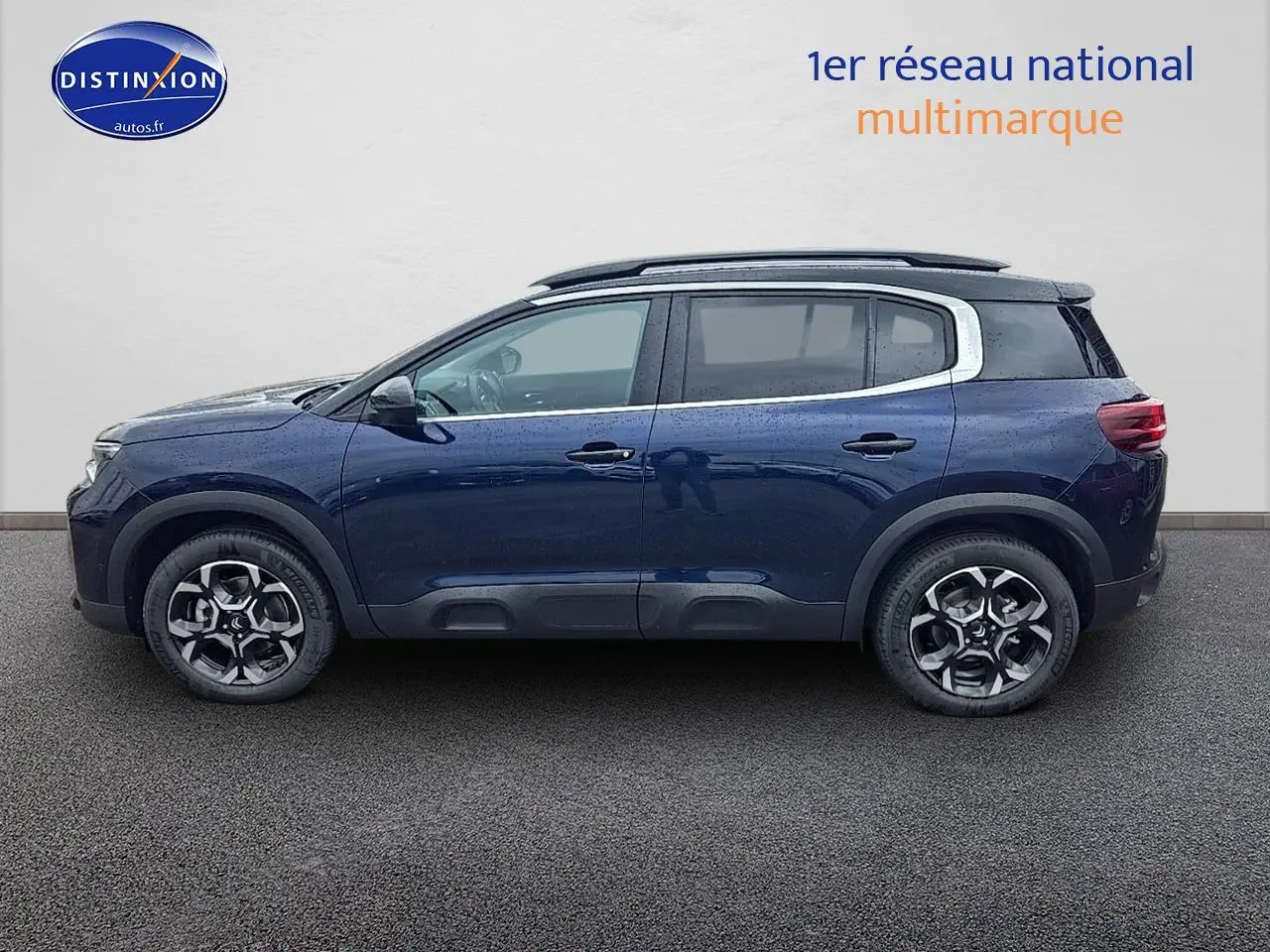 Profil latéral gauche du Citroën C5 Aircross bleu eclipse avec jantes alliage 18 pouces et toit noir contrasté.