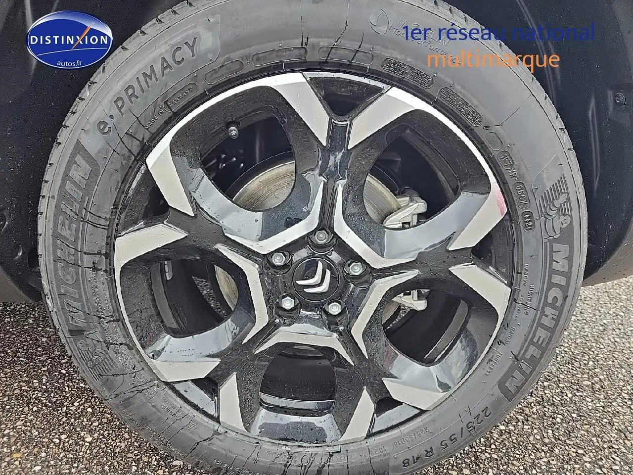 Vue de profil côté gauche d'un Citroën C5 Aircross bleu eclipse avec jantes alliage brillantes sur route.