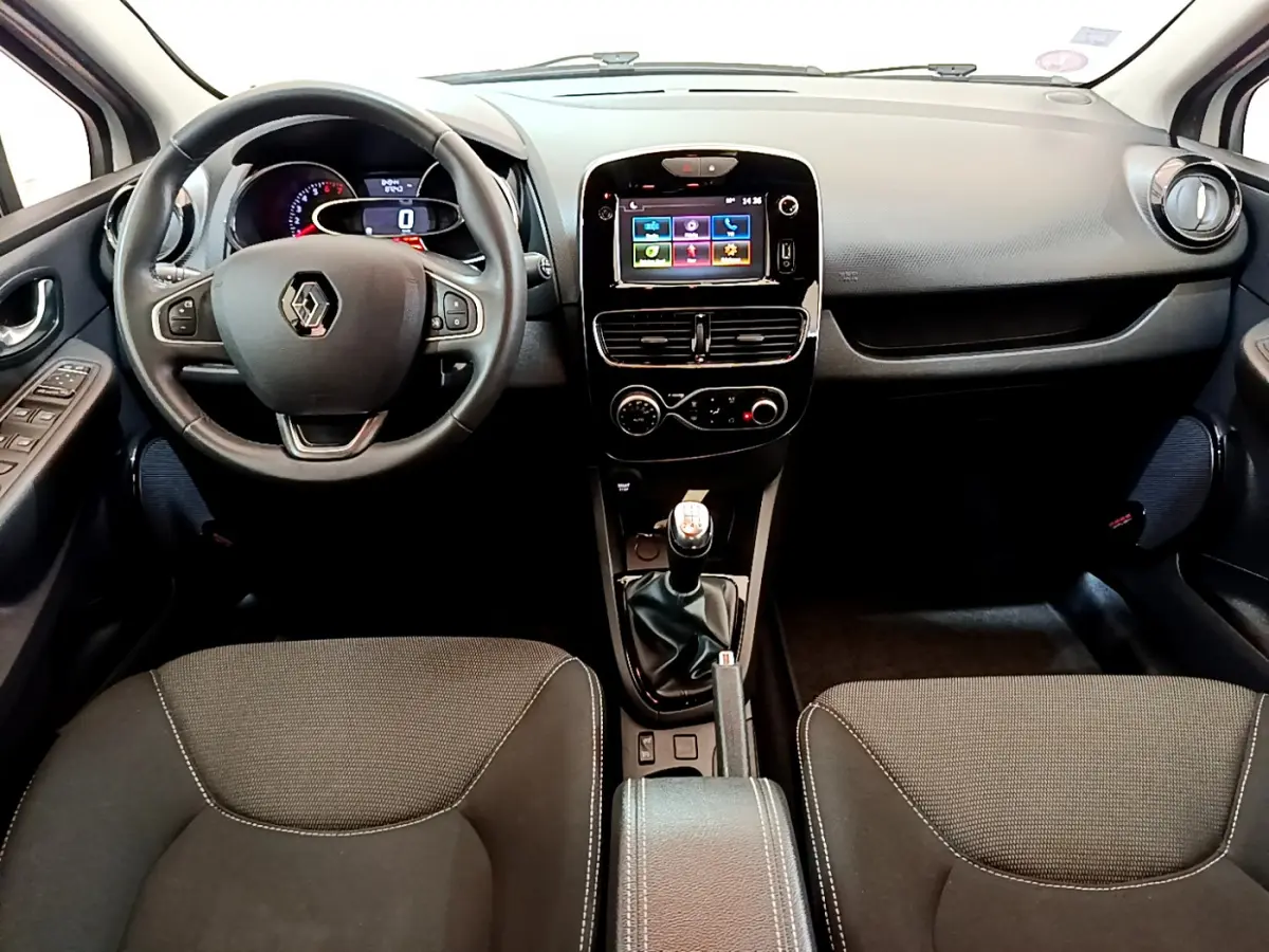 Vue intérieure avant de la Renault Clio Business TCe 90 2019, volant cuir multifonctions et écran tactile central coloré.