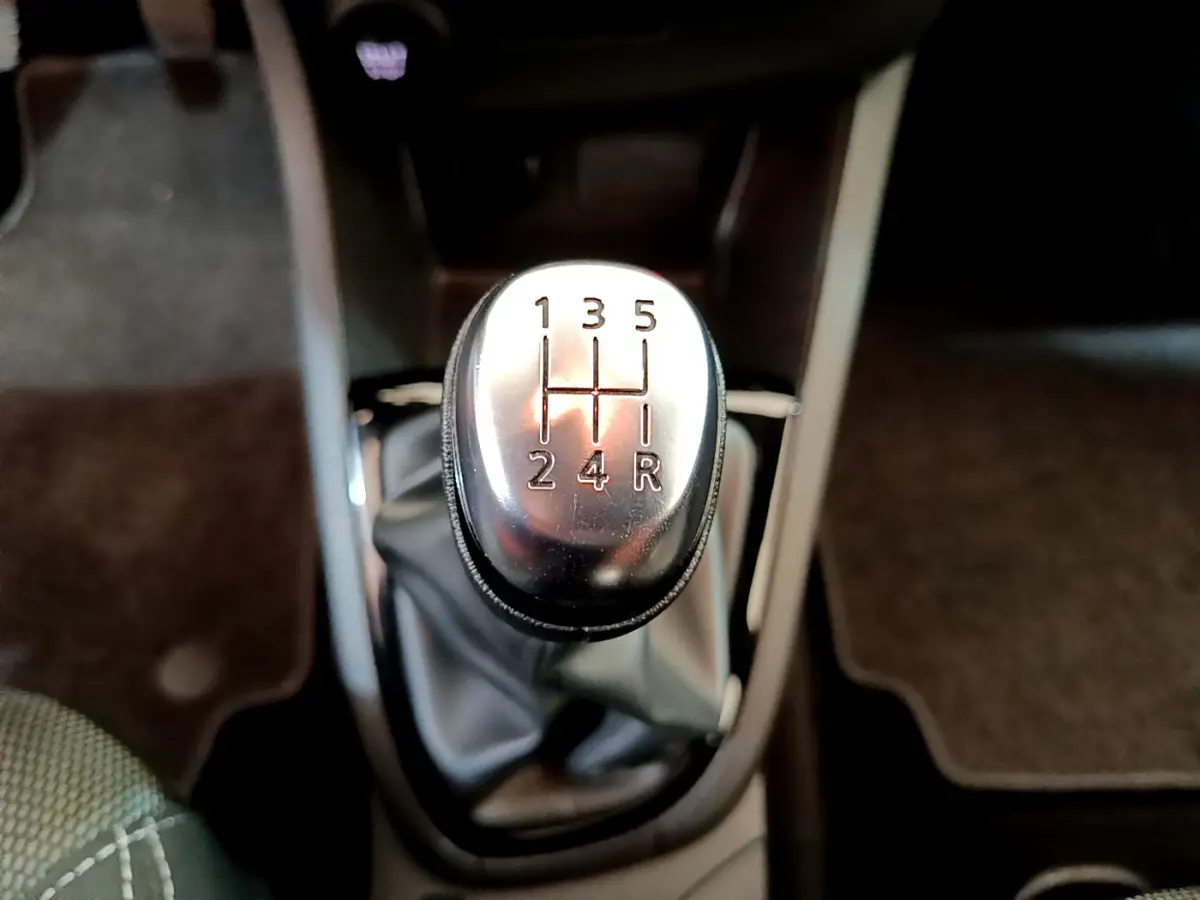 Le levier de vitesses manuel en gros plan de la Renault Clio Business TCe 90 blanche de 2019.