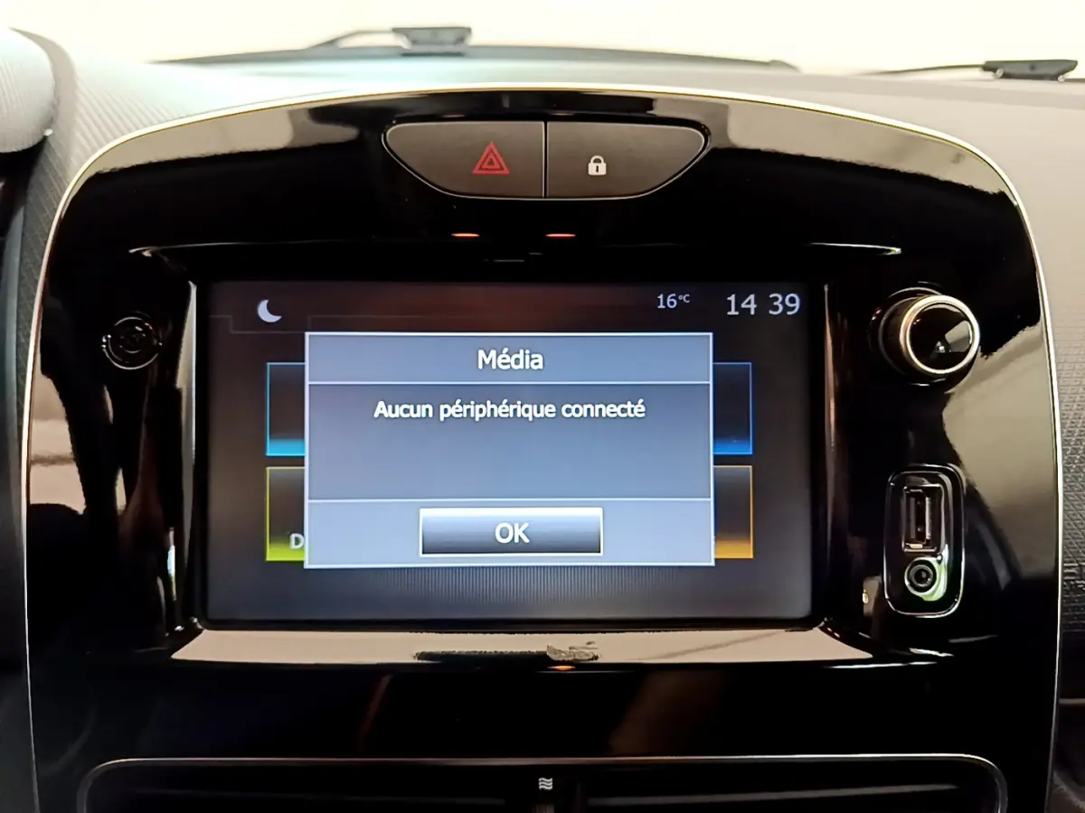 Écran tactile central noir de la Renault Clio Business TCe 90 2019 affichant "Aucun périphérique connecté" en intérieur.