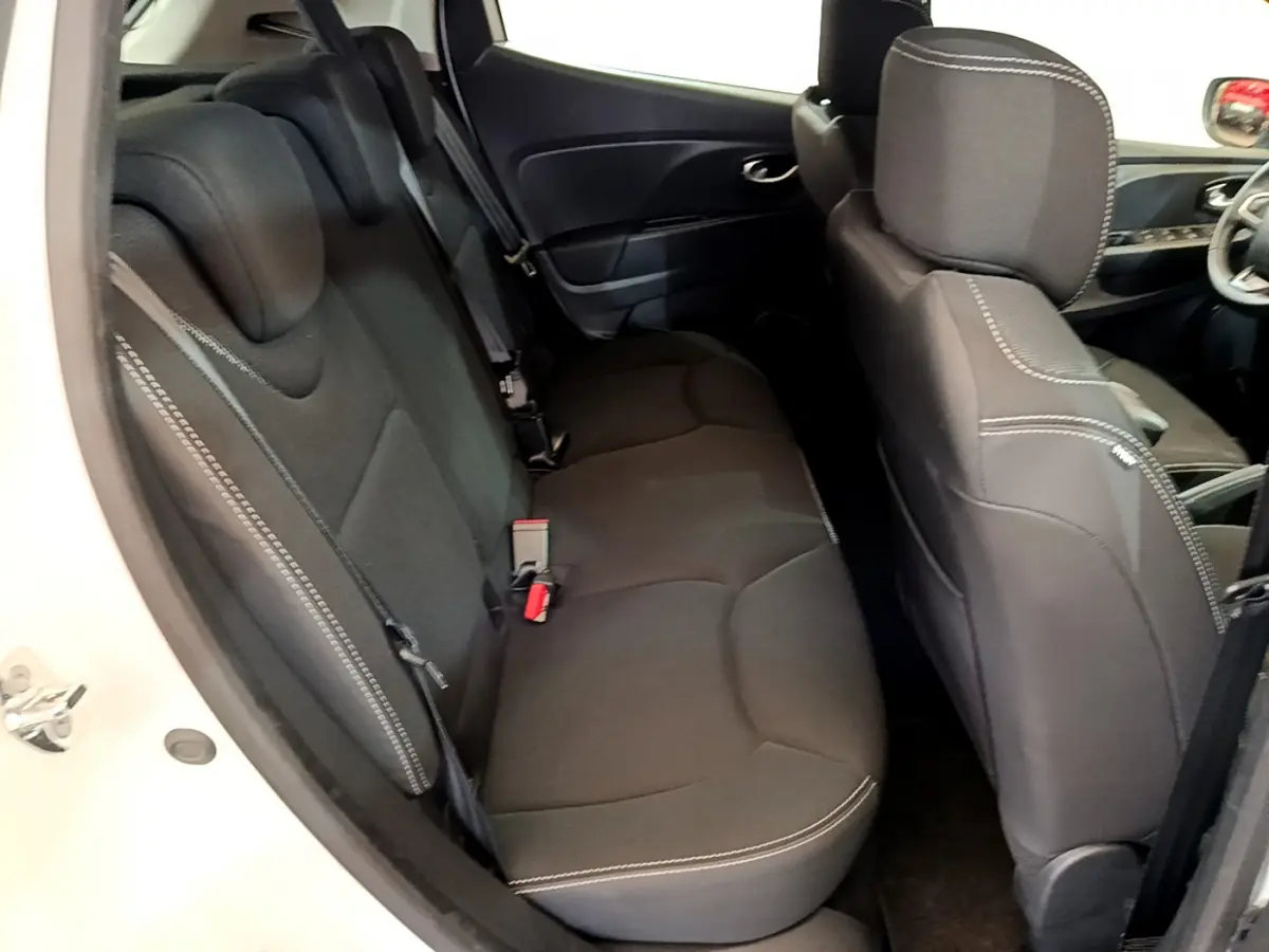 Vue intérieure côté gauche montrant la banquette arrière noire avec surpiqûres blanches d'une Renault Clio Business blanche de 2019.