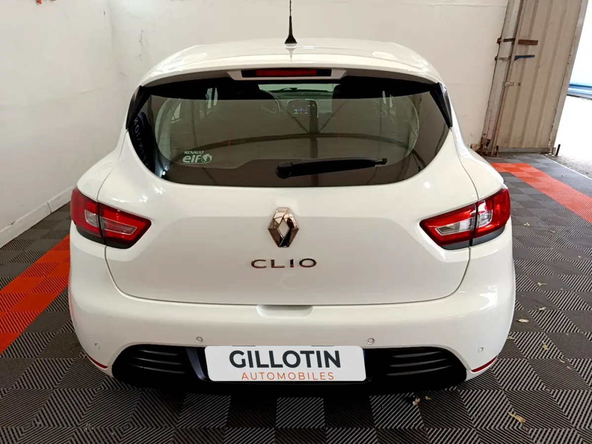 Vue arrière d'une Renault Clio blanche de 2019, avec feux arrière LED et logo distinctif au centre du hayon.