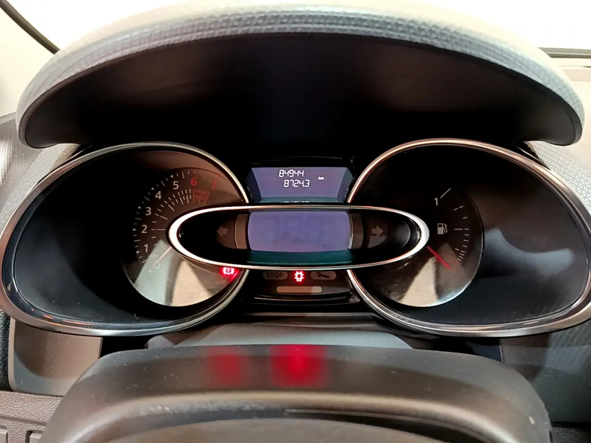 Tableau de bord de Renault Clio Business TCe 90 2019, affichage digital et compte-tours en vue frontale rapprochée.