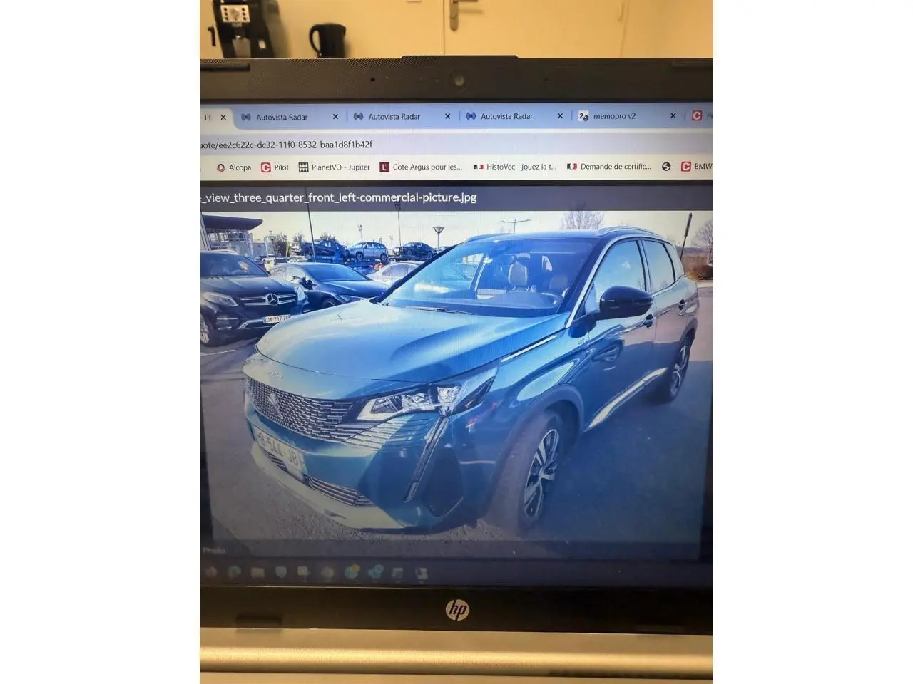 Vue frontale d’un Peugeot 3008 bleu métallisé 2023 avec calandre noire et logo lion chromé visible.