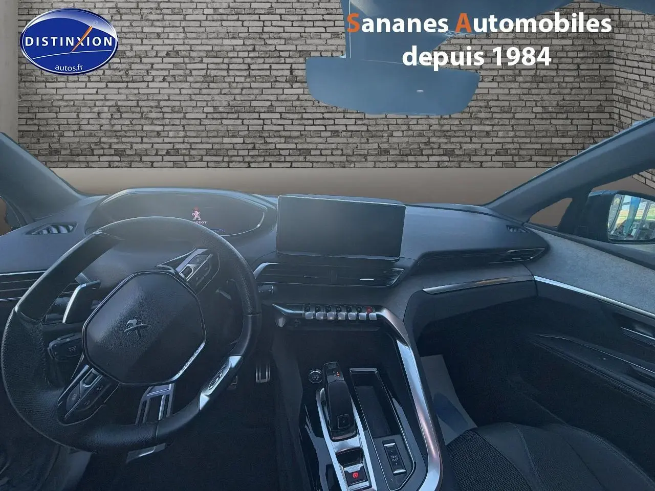 Vue intérieure du poste de conduite du Peugeot 3008 bleu 2023, avec volant cuir et écran tactile central.