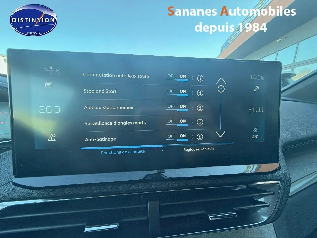 Écran tactile intérieur du Peugeot 3008 bleu 2023 affichant les réglages d’aides à la conduite.