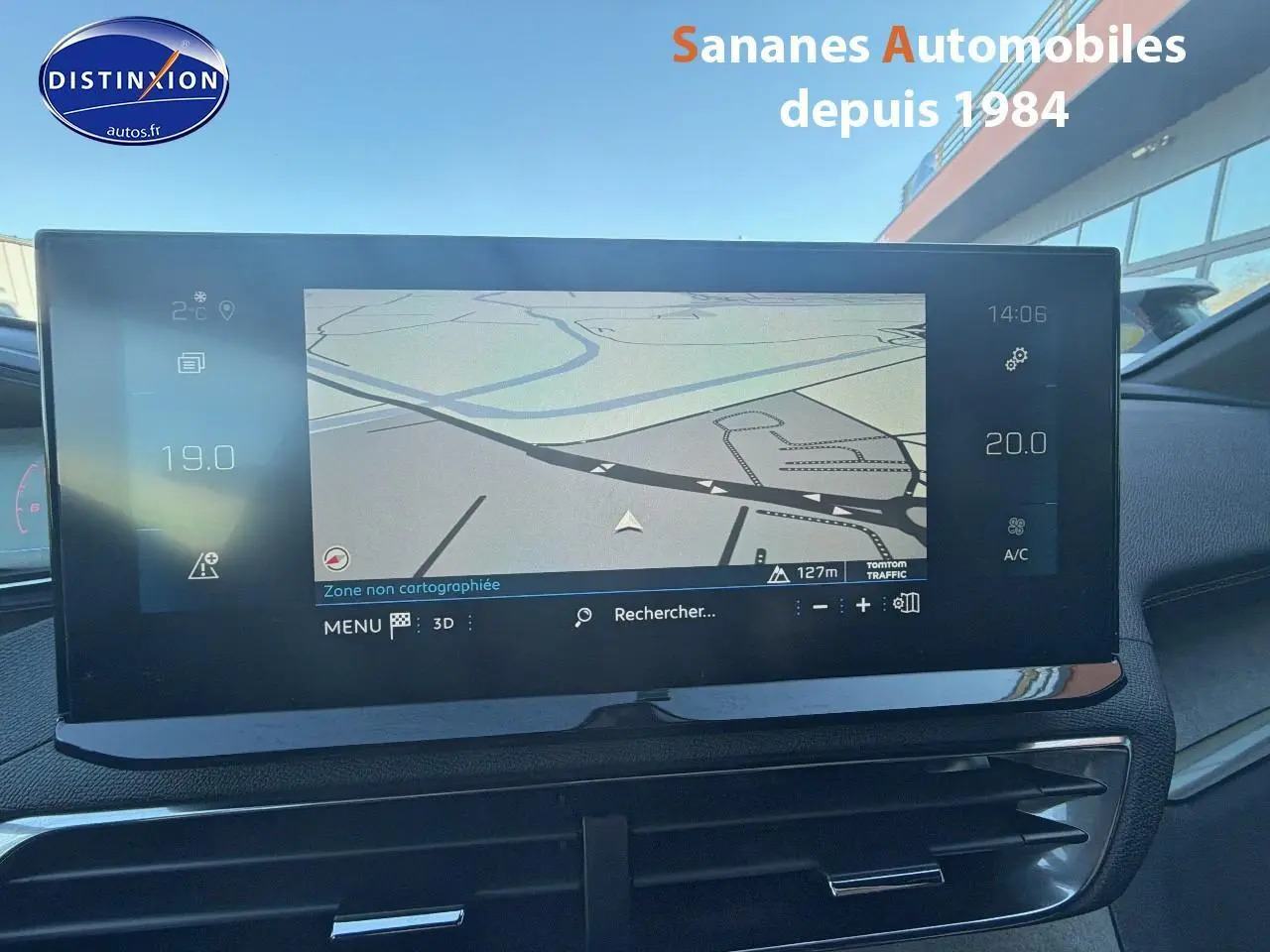 Vue rapprochée de l'écran tactile central du tableau de bord du Peugeot 3008 bleu, affichant la navigation GPS.