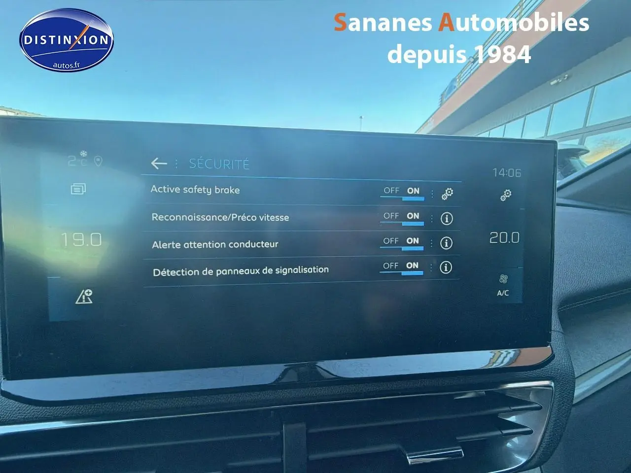 Écran tactile intérieur du Peugeot 3008 bleu 2023 affichant les réglages de sécurité du véhicule.