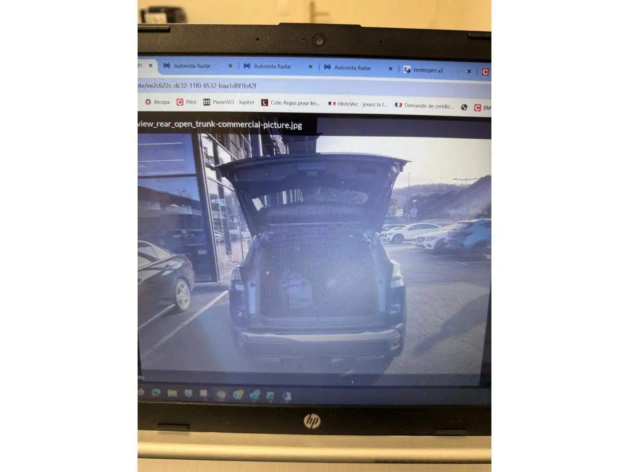 Vue arrière d'un Peugeot 3008 GT bleu métallisé 2023 avec feux fumés et double sortie d'échappement chromée.