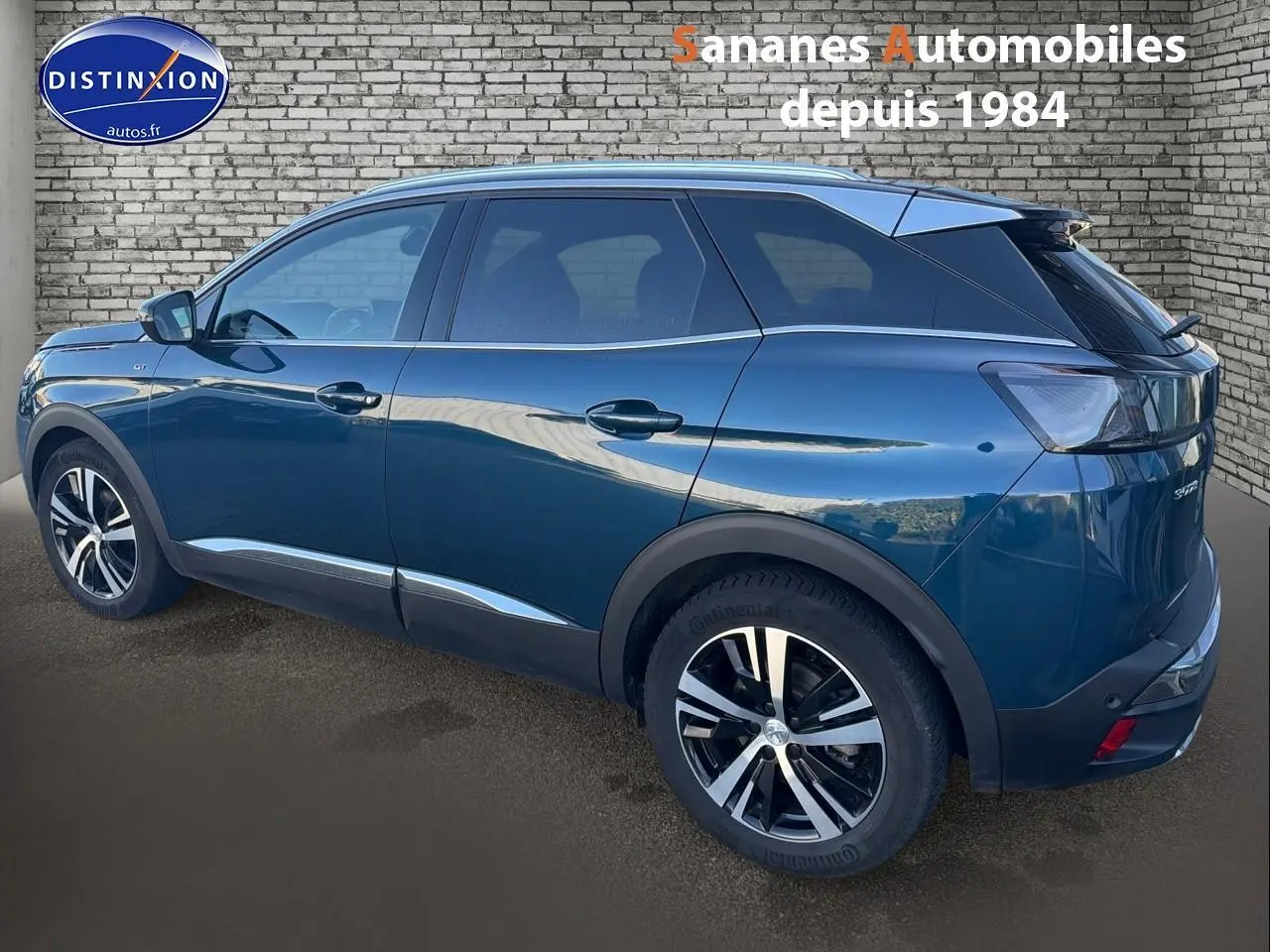 Vue latérale droite d'un Peugeot 3008 bleu métallisé 2023 avec jantes alliage et badge GT visible.