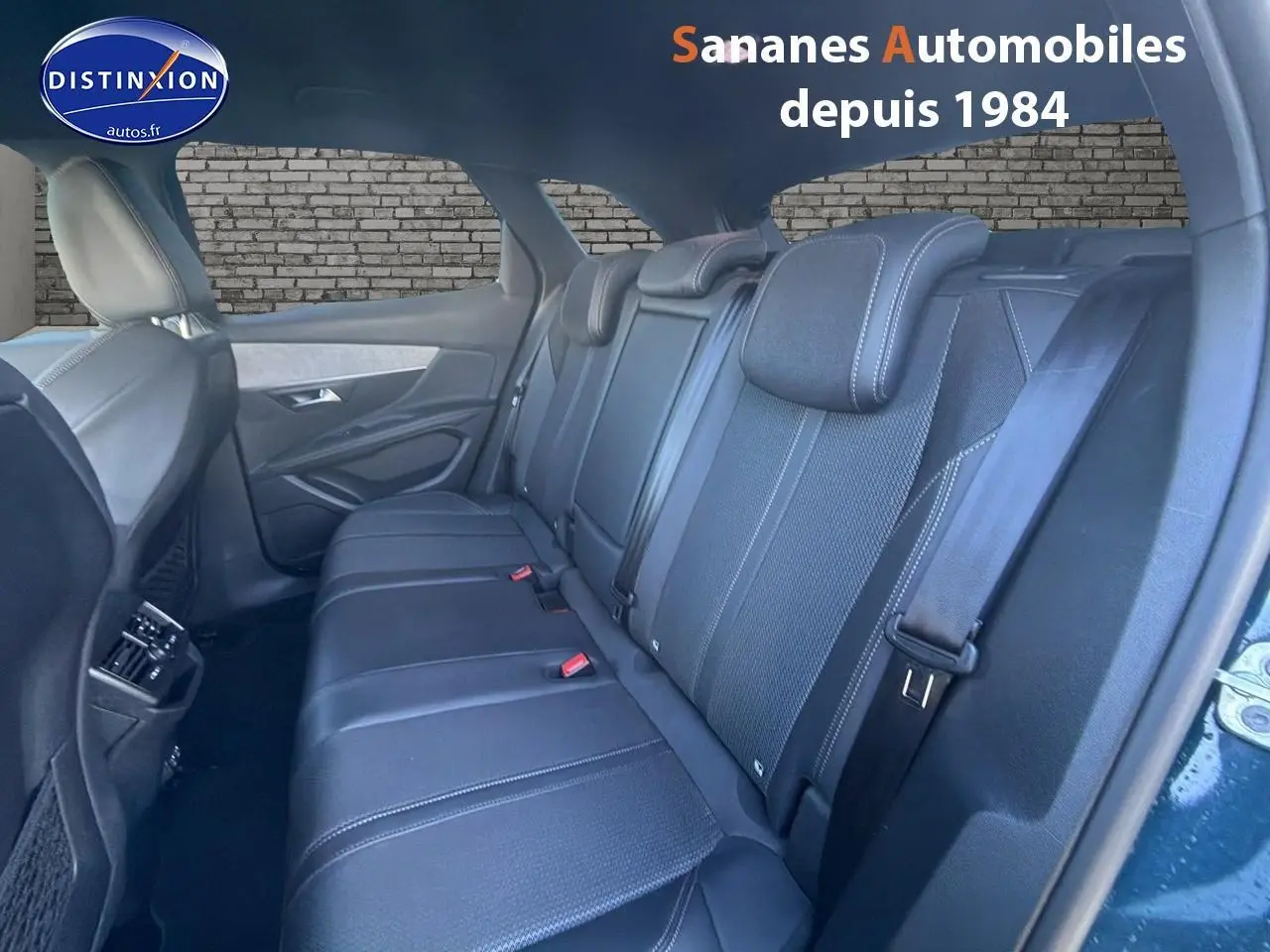 Vue intérieure du siège arrière côté droit du Peugeot 3008 bleu 2023, avec sellerie noire et ceintures visibles.