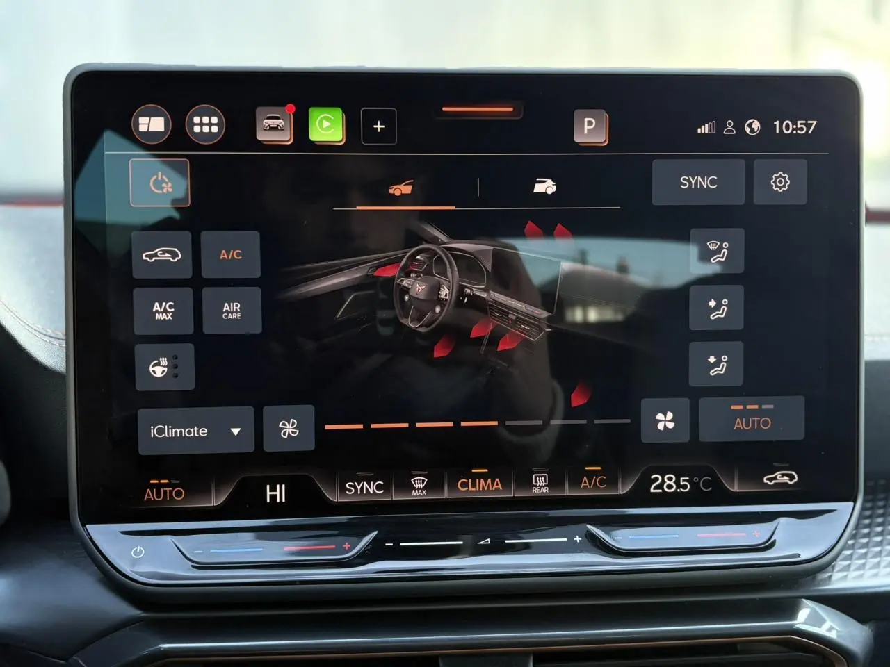 Écran tactile HD 12,9'' affichant le contrôle de la climatisation dans l'habitacle de la CUPRA Leon blanche.